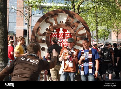 Fu Ball Fans Vom Fc St Pauli Hamburg Am Millerntor Stadion Im Jahr