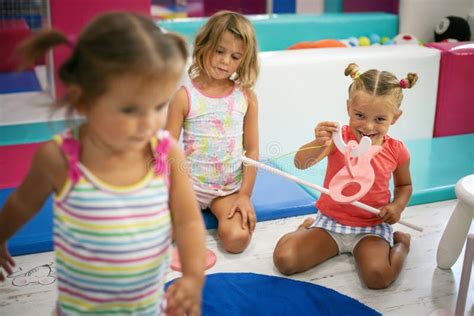 Deux Petites Filles Ayant L Amusement Sur Le Lit Photo Stock Image Du