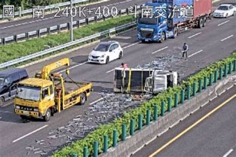 快訊／國道1號斗南段貨車爆胎翻覆「滿地鋼筋」！車流回堵4k