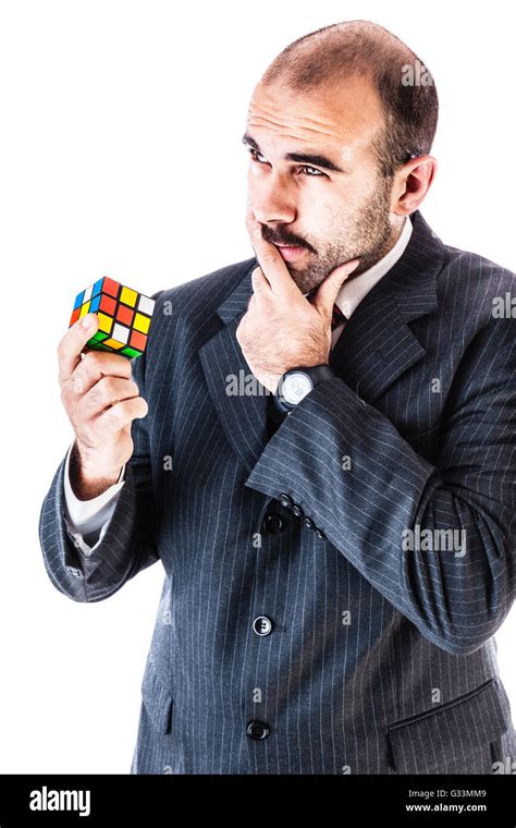 Portrait d un homme d essayer de résoudre un puzzle cube isolé sur fond