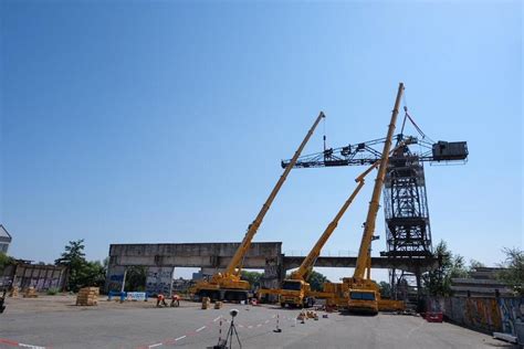 Nantes Le D Montage De La Grue Noire Rencontre Un Contretemps Nantes