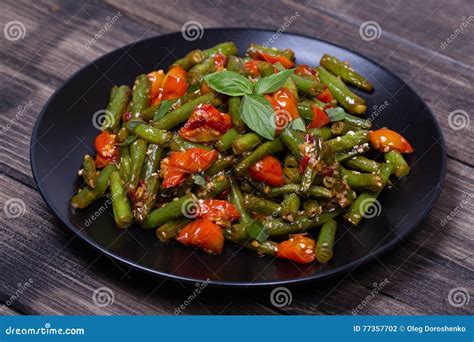 Fagiolini Sani Pomodoro Ciliegia Rosso Con I Semi Di Sesamo Fotografia