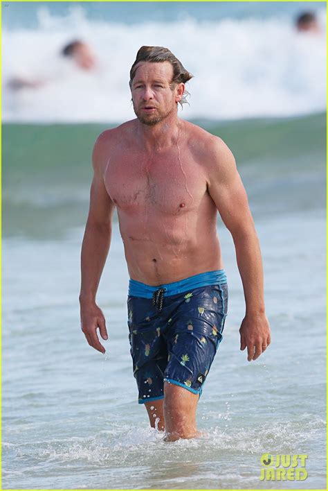 Simon Baker Goes Shirtless In Sydney Ahead Of The Mentalist Series