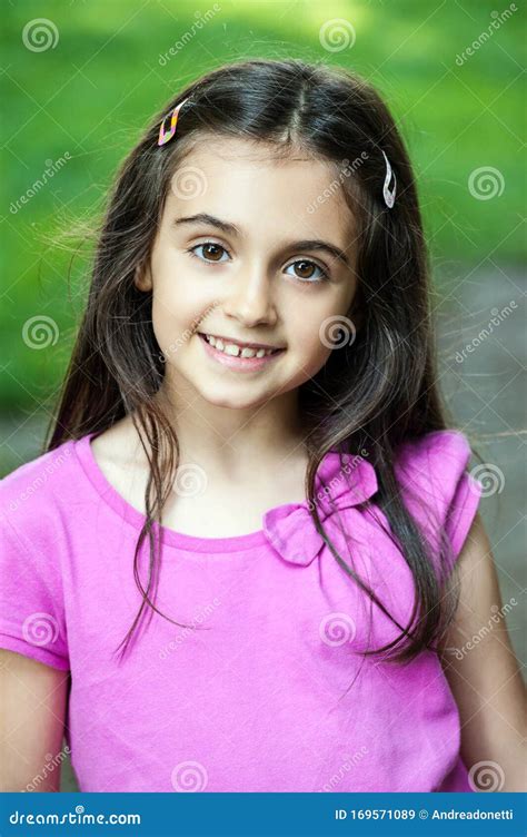 Jolie Petite Fille Avec Un Sourire Mignon Image Stock Image Du Amical