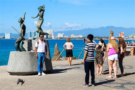 Disfrutan Turistas Atractivos Y Seguridad De Puerto Vallarta