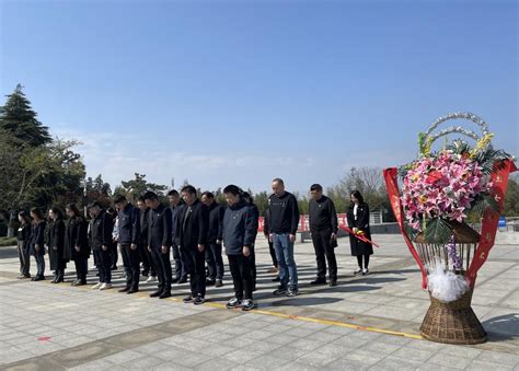 缅怀革命英烈 传承红色基因丨市交通产业集团开展清明祭扫活动