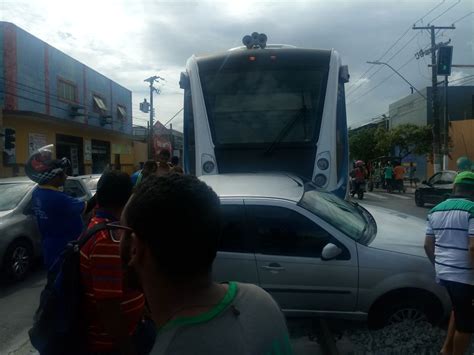 Carro tenta cruzar linha férrea e é atingido por VLT no bairro do Poço