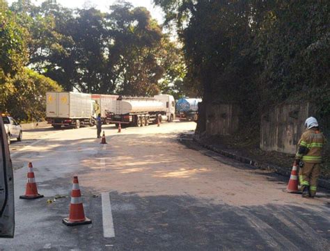 Subida da serra de Petrópolis parcialmente liberada após acidente