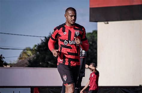 Atlético Goianiense encaminha contratação em definitivo de zagueiro