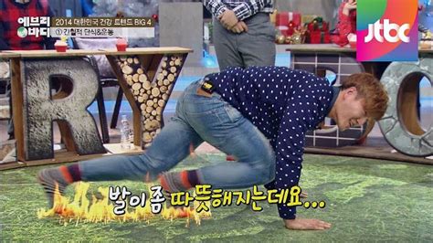 Kim Jong Kook shares various exercising positions on JTBC's "Everybody"