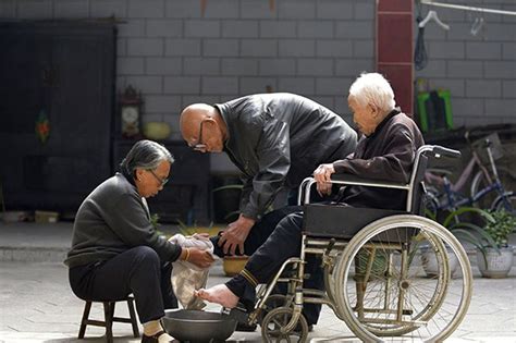 农村80岁老人照顾100岁妈妈他说在母亲面前自己永远是孩子 老奶奶 大爷 老人 新浪新闻