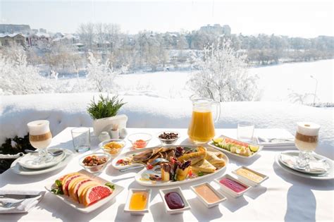 Desayuno En El Restaurante En El Invierno Cubierto De Nieve Al Aire