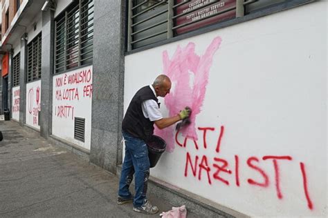 Covid Scritte No Vax Sui Muri Della Sede Della Cgil Di Torino