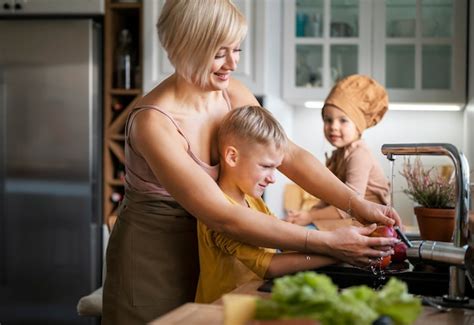 M E Ensinando Seus Filhos A Cozinhar Em Casa Foto Gr Tis