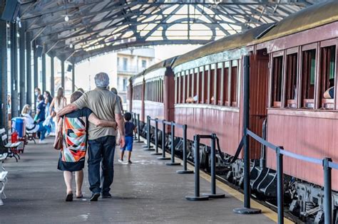 Casal sênior na estação de trem Foto Premium