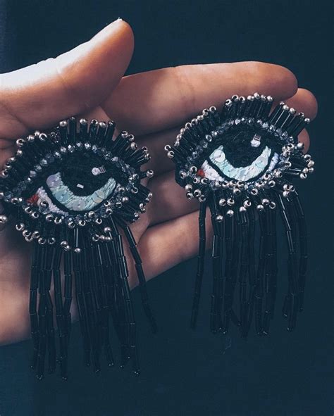 Глаза серьги | Beaded brooch, Needle art, Beaded
