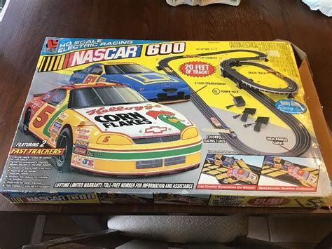 HO Scale NASCAR 600 Slot Car Set 9552 Fast Trackers LIFELIKE LifeLike