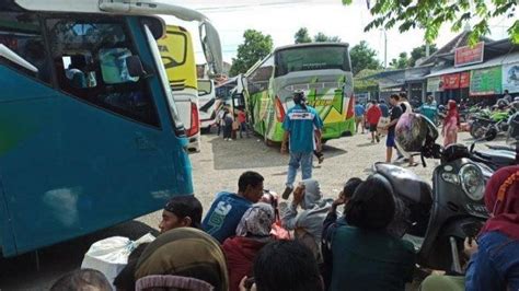 Ratusan Pemudik Masih Menunggu Armada Bus Berangkat Dari Terminal Blora