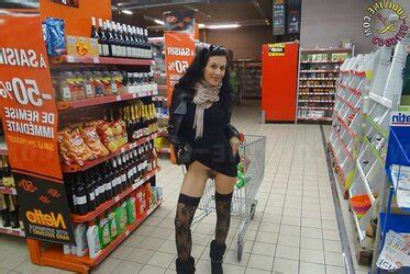 Salope Exhibitionniste Toute Nue Dans Un Magasin ZB Porn