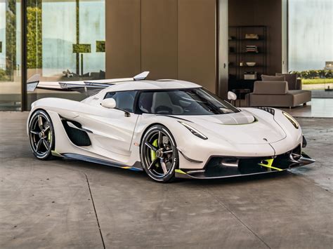 Сравнение Koenigsegg Gemera и Koenigsegg Jesko по характеристикам