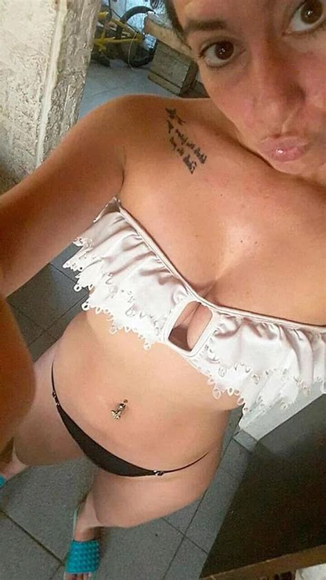 Suspendieron a una policía por sacarse fotos hot con el uniforme Infobae