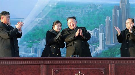 North Korea Kim Jong Un Reappears With Daughter At Public Event FOTOS