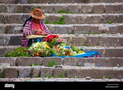 Une Femme Quechua Dans Leur Costume Traditionnel Vend Des Fleurs Sur