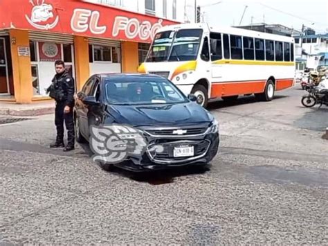 Autos de lujo protagonizan choque en Martínez de la Torre