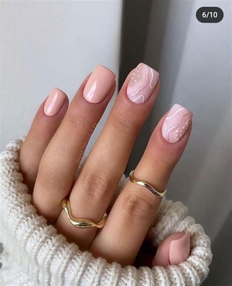 Uñas acrílicas Manicura cuadrada en tonos nude para rejuvenecer tus