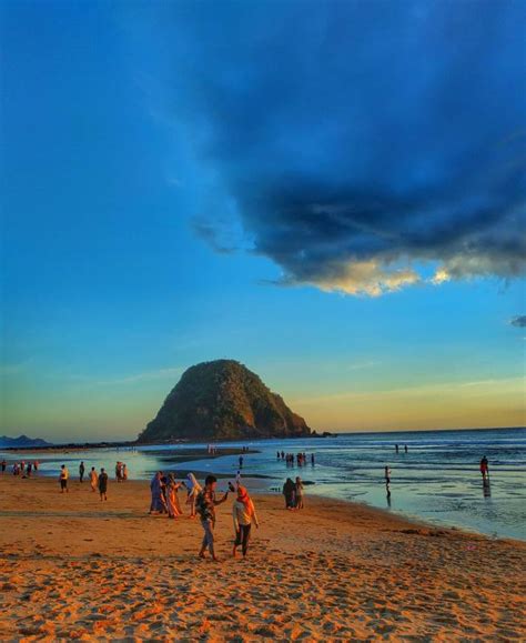 pantai pulau merah banyuwangi  tiket masuk keindahan pasir pink