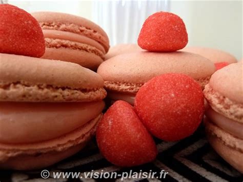 Les macarons à la fraise Tagada sont une variante créative et gourmande