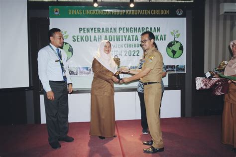 Pemkab Beri Penghargaan Kepada Sekolah Adiwiyata Tingkat Kabupaten