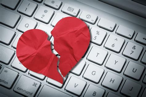 Papel de corazón rojo sobre fondo de computadora de teclado. | Foto Premium