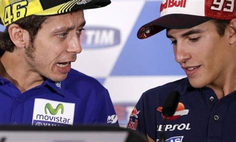 Valentino Rossi Y Marc Márquez Firman Cuadros Para Una Subasta Benéfica