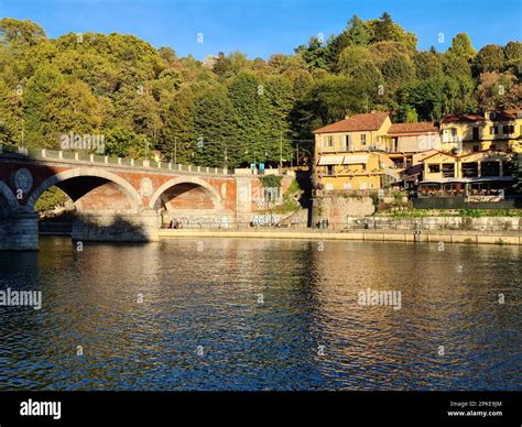 El río Po en Turín a través del centro histórico de la ciudad y se