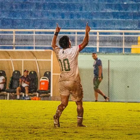 Meia Celebra Gol Marcado E P E Humait Na Briga Pelo T Tulo Ap S