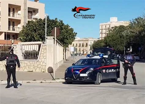 Trapani Fermato Ad Un Controllo Su Ciclomotore Senza Casco Aggredisce