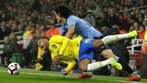 Neymar y Cavani se encaran y muestran su tensa relación