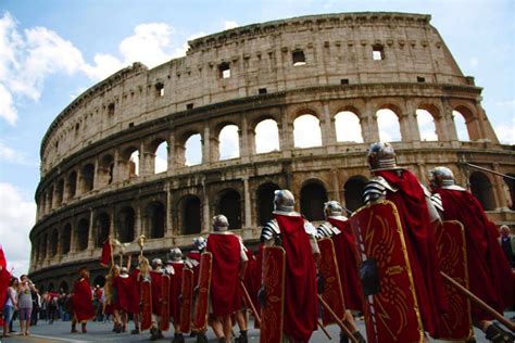 Natale Di Roma La Sfilata In Costume Tra Centurioni E Gladiatori