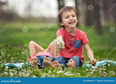 Petits Enfants Heureux Se Situant Dans L Herbe Aux Pieds Nus Aro De