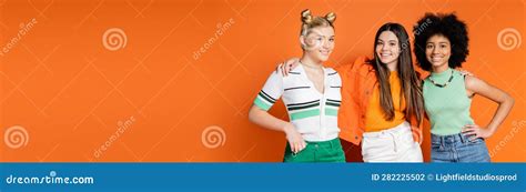 Jovencita Adolescente De Brunette Alegre Abrazando Interracial Foto De Archivo Imagen De