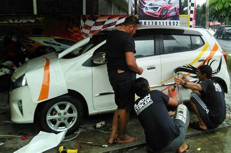 Jasa Pasang Stiker Ini Bikin Tampilan Mobil Makin Keren GridOto