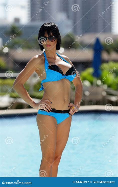 Femme Posant Dans Un Bikini Par La Piscine Image Stock Image Du Image Verticale 51426217