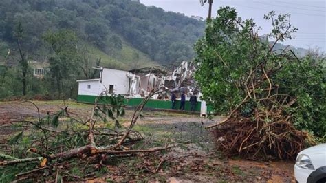 Ciclone Rajadas De Vento De Mais De Km H Causa Estragos Em