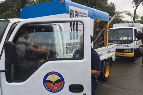 Mmda Enforcers Sinita Ang Nilang Tow Truck Sa Qc Abs Cbn News