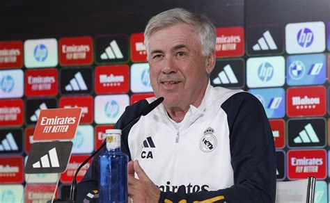 Real Madrid Carlo Ancelotti festeja con todo el título de LaLiga