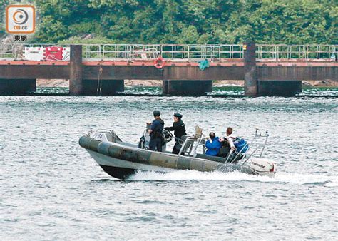 困橋躉 水警救兩釣魚郎 東方日報