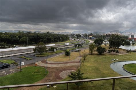 Trânsito intenso na avenida ayrton senna no bairro barra da tijuca na