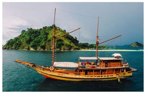 Sewa Kapal Phinisi Floresta Liveaboard Labuan Bajo