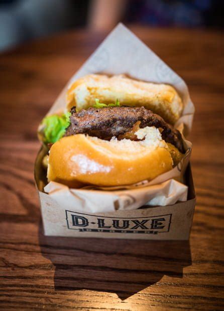 D-Luxe Burger Review - Disney Tourist Blog